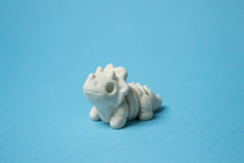 Încărcați o imagine în vizualizatorul galeriei: Flexi Mini Dínó Csontváz (triceratopsz)