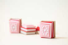 Încărcați o imagine în vizualizatorul galeriei: Romantikus Könyvkupac Clicker