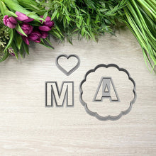 Încărcați o imagine în vizualizatorul galeriei: Anyák napi "Mama" felirat Linzer Kiszúró Szett - Süthet3d