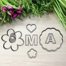 Încărcați o imagine în vizualizatorul galeriei: Anyák napi "Mama" felirat Nagy Linzer Kiszúró Szett (7db - os) - Süthet3d