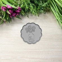 Kép betöltése a galériamegjelenítőbe: "Anyu" feliratú virágos váza Sütikiszúró - Anyák napi - Süthet3d