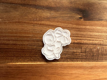 Kép betöltése a galériamegjelenítőbe: Csibe Virággal Húsvéti Sütikiszúró - Süthet3d