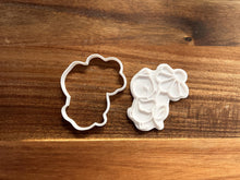 Kép betöltése a galériamegjelenítőbe: Csibe Virággal Húsvéti Sütikiszúró - Süthet3d