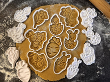 Kép betöltése a galériamegjelenítőbe: Csibe Virággal Húsvéti Sütikiszúró - Süthet3d