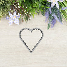 Kép betöltése a galériamegjelenítőbe: Hullámos Szív Linzer Körvonal Kiszúró - Süthet3d