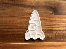 Încărcați o imagine în vizualizatorul galeriei: Répa Űrhajó Sütikiszúró - Húsvéti - Süthet3d