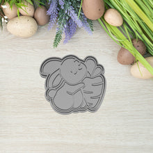 Kép betöltése a galériamegjelenítőbe: Répát Ölelő Nyuszi Sütikiszúró - Húsvéti - Süthet3d