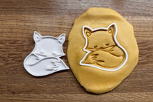 Încărcați o imagine în vizualizatorul galeriei: Alvó Róka Sütikiszúró - Állatos - Süthet3d