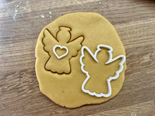 Încărcați o imagine în vizualizatorul galeriei: Angyalka Karácsonyi Linzer Kiszúró Szivecske középpel Szett - Süthet3d