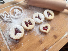 Încărcați o imagine în vizualizatorul galeriei: Anyák napi "Anya" felirat Nagy Linzer Kiszúró Szett (8db - os) - Süthet3d