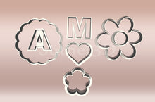 Încărcați o imagine în vizualizatorul galeriei: Anyák napi "Mama" felirat Nagy Linzer Kiszúró Szett (7db - os) - Süthet3d