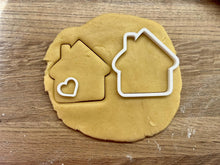 Încărcați o imagine în vizualizatorul galeriei: Házikó Karácsonyi Linzer Kiszúró Szivecske középpel Szett - Süthet3d