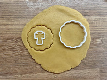 Încărcați o imagine în vizualizatorul galeriei: Hullámos körvonal Karácsonyi Linzer Kiszúró Kereszt közép Szett - Süthet3d