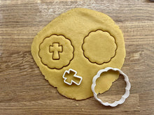 Încărcați o imagine în vizualizatorul galeriei: Hullámos körvonal Karácsonyi Linzer Kiszúró Kereszt közép Szett - Süthet3d