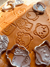 Încărcați o imagine în vizualizatorul galeriei: Set de tăiat prăjituri Vrăjitoare de Halloween 4 buc - Halloween