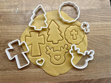 Încărcați o imagine în vizualizatorul galeriei: Kereszt Karácsonyfa Szarvas - Karácsonyi Linzer Kiszúró Szett (6db - os) - Süthet3d