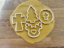 Încărcați o imagine în vizualizatorul galeriei: Kereszt Karácsonyfa Szarvas - Karácsonyi Linzer Kiszúró Szett (6db - os) - Süthet3d