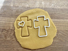 Încărcați o imagine în vizualizatorul galeriei: Kereszt Karácsonyi Linzer Kiszúró Szivecske középpel Szett - Süthet3d