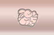 Kép betöltése a galériamegjelenítőbe: Répát Ölelő Nyuszi Sütikiszúró - Húsvéti - Süthet3d