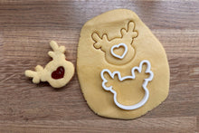 Încărcați o imagine în vizualizatorul galeriei: Szarvas Karácsonyi Linzer Kiszúró Szivecske orral Szett - Süthet3d