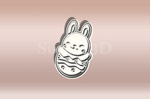 Kép betöltése a galériamegjelenítőbe: Tojásban Ülő Nyuszi Sütikiszúró - Húsvéti - Süthet3d