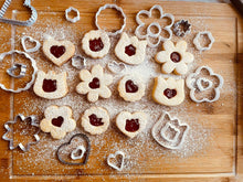 Încărcați o imagine în vizualizatorul galeriei: Virágos Linzer Kiszúró Szett Változatos Körvonallal #3 - Süthet3d