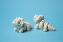 Încărcați o imagine în vizualizatorul galeriei: Flexi Mini Dínó Csontváz (triceratopsz)
