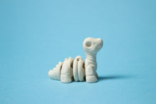 Încărcați o imagine în vizualizatorul galeriei: Flexi Mini Dínó Csontváz (brontoszaurusz)
