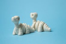 Încărcați o imagine în vizualizatorul galeriei: Flexi Mini Dínó Csontváz (brontoszaurusz)
