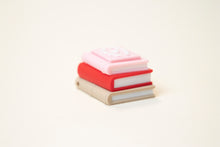 Încărcați o imagine în vizualizatorul galeriei: Romantikus Könyvkupac Clicker
