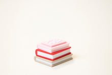 Încărcați o imagine în vizualizatorul galeriei: Romantikus Könyvkupac Clicker
