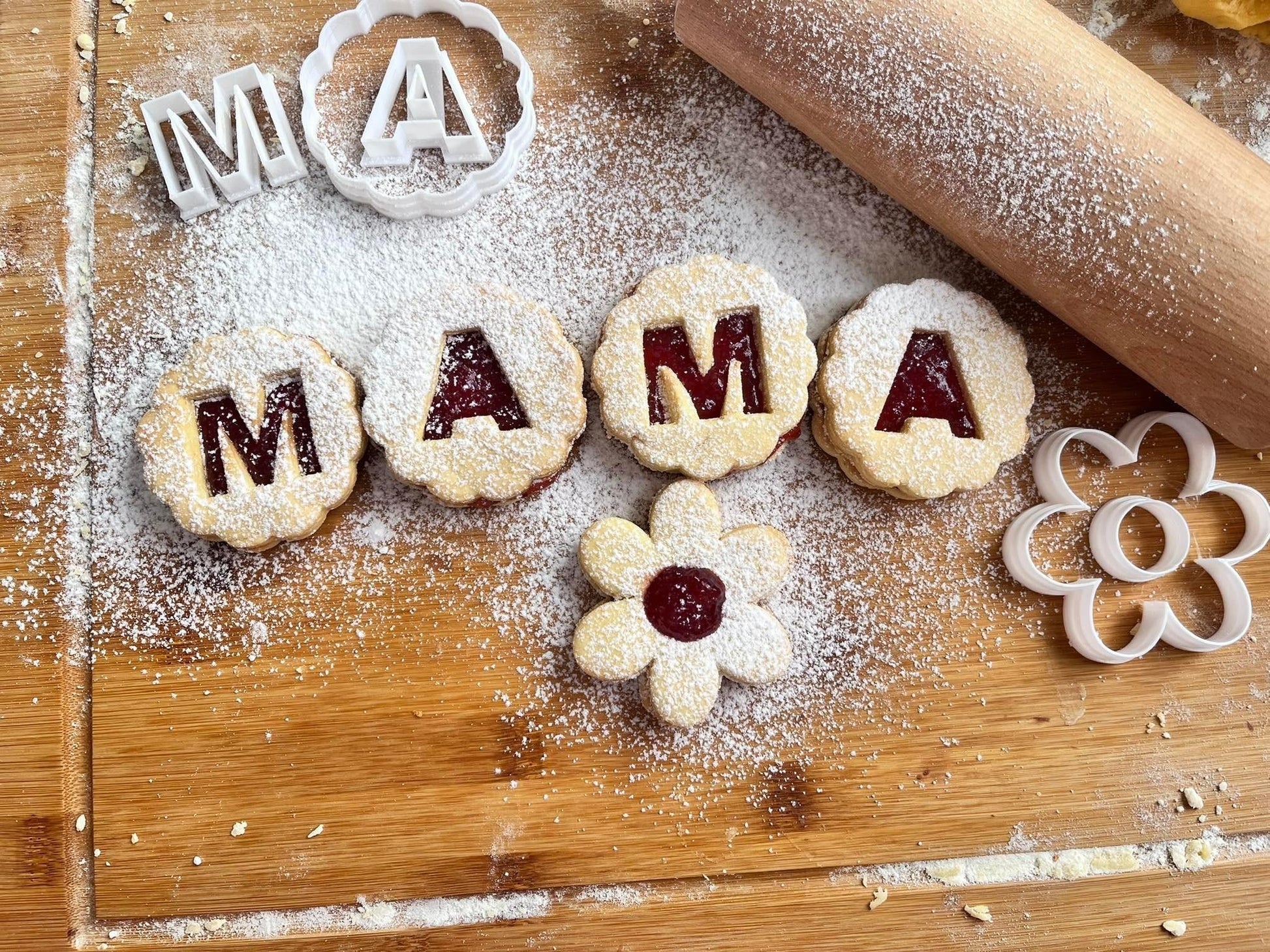 Anyák napi "Mama" felirat Nagy Linzer Kiszúró Szett (7db - os) - Süthet3d